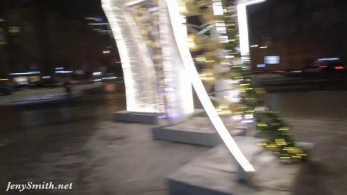 Бесстыжая брюнетка светит попой гуляя без одежды по улице