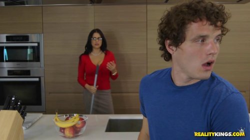 Сисястая мамаша трахнулась с парнем молоденькой соседки