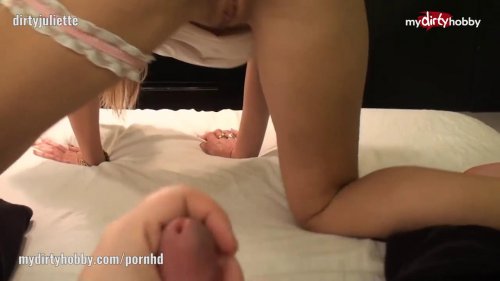 Белокурая телка задрала платьице для секса в пилотку