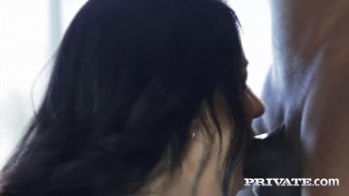 Темнокожий мужчина трахает белую эскортницу раком на диване