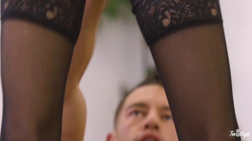 Рыжая секретарша в чулках отсосала боссу за прибавку