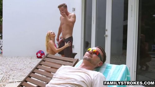 Мажор с большим членом трахнул случайную шлюху в бассейне